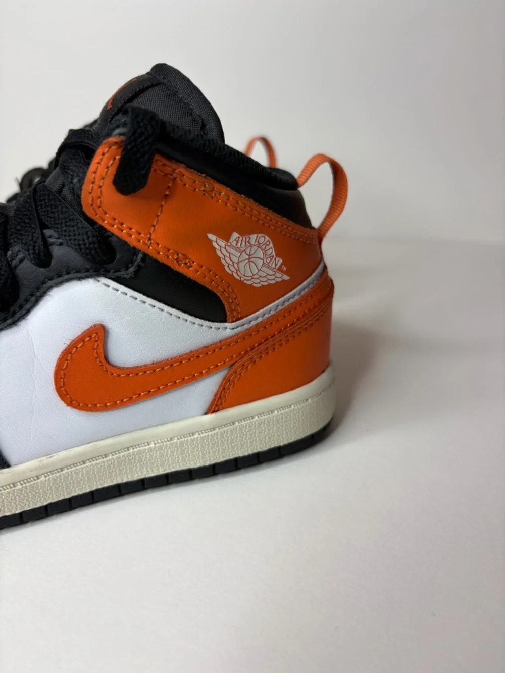 Air Jordan 1 Mid Black Toe Starfish air jordan